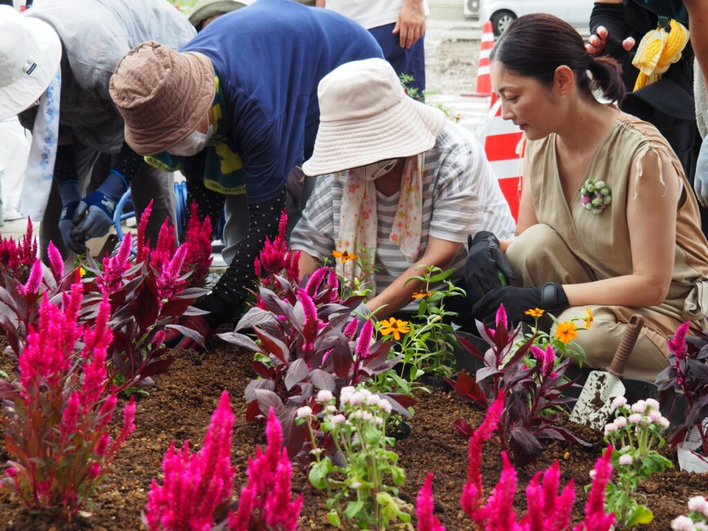 輪島市,能登町,七尾市,氷見市の解体後の空き地・既存敷地に常盤さんと花を植えました!